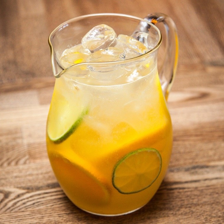 cocteles-sin-alcohol-recetas-clasica-limonada-jarra