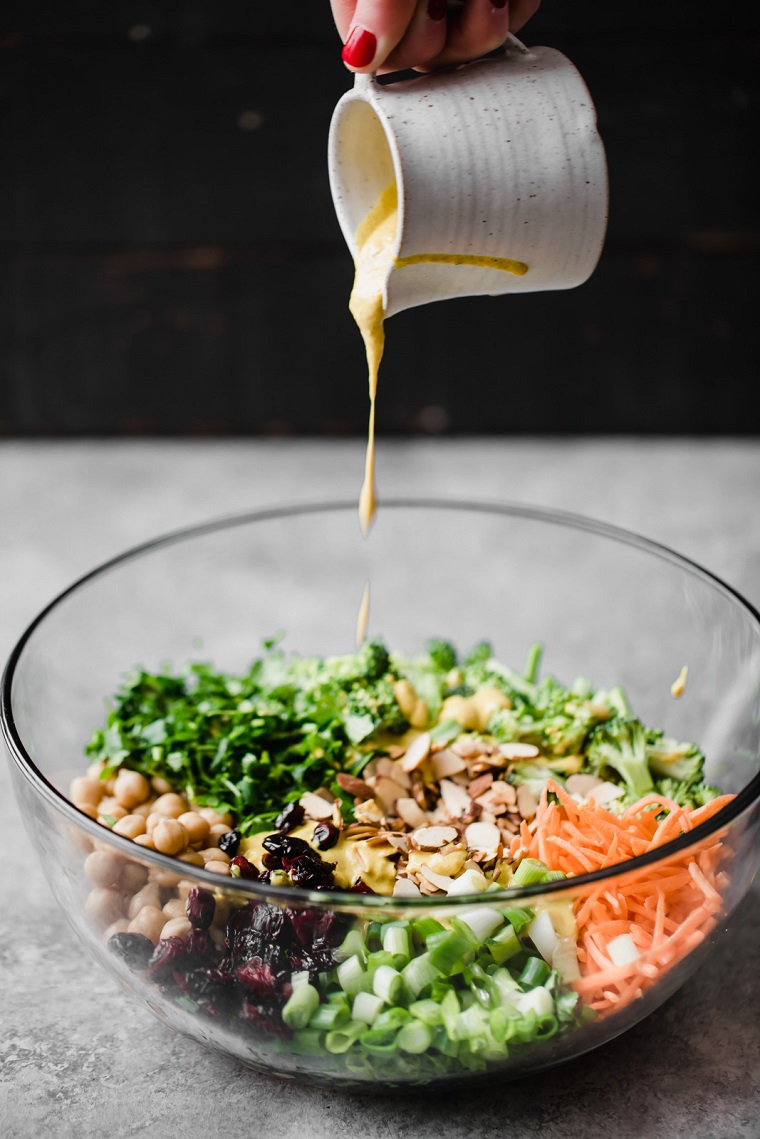 comida-vegana-recetas-faciles-opciones-ensalada-brocoli-aderezo