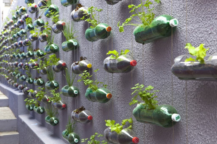 como-hacer-un-jardin-vertical-botellas-resized