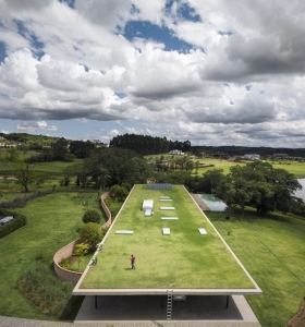 Diseño ecologico con un techo verde asombroso por el estudio MK27