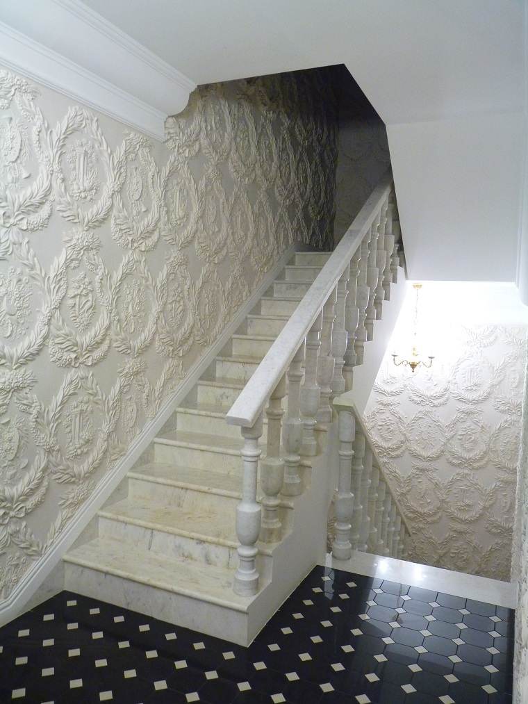 escaleras-lujo-paredes-decoradas-yeso