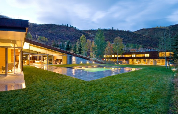 hierba-verde-casa-montana-Gluck-plus-estilo-arquitectonico