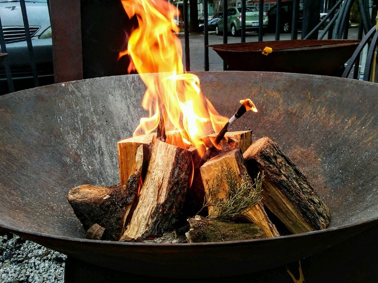 madera-pino-plato-fuego-ideas
