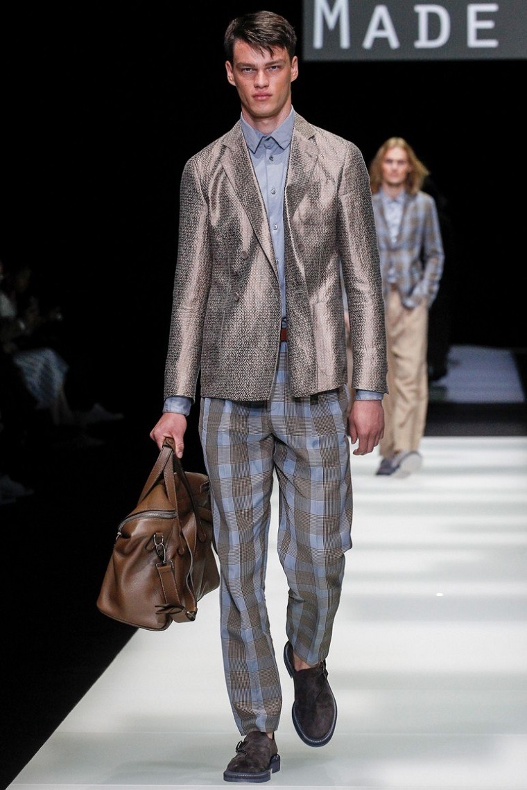 pantalon-cuadros-chaqueta-brillante-hombre