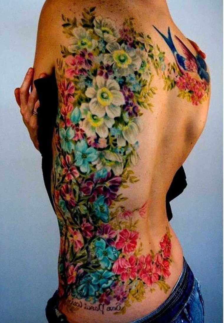 impresionante tatuaje de flores