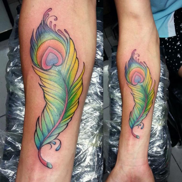 tatuaje-colorido-pluma-bella-brazo