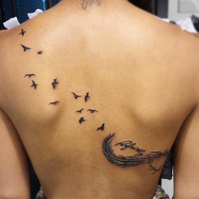 tatuaje-espalda-pluma-pajaros-vuelo