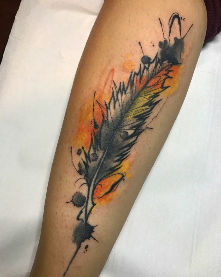 tatuaje-pluma-detalles-color-amarillo
