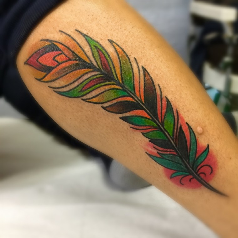 tatuaje-pluma-distintos-colores-combinacion