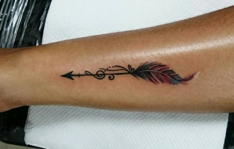tatuaje-pluma-flecha-opciones-originales