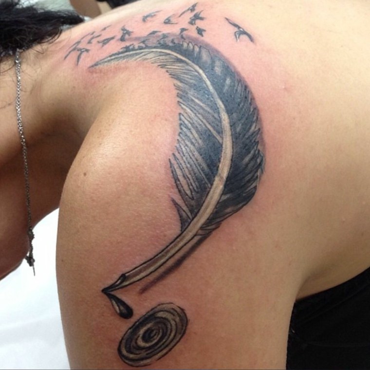 tatuaje-pluma-mujer-espalda-opciones