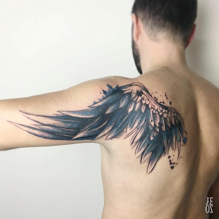 tatuaje-plumas-ala-pajaro-hombre-espalda