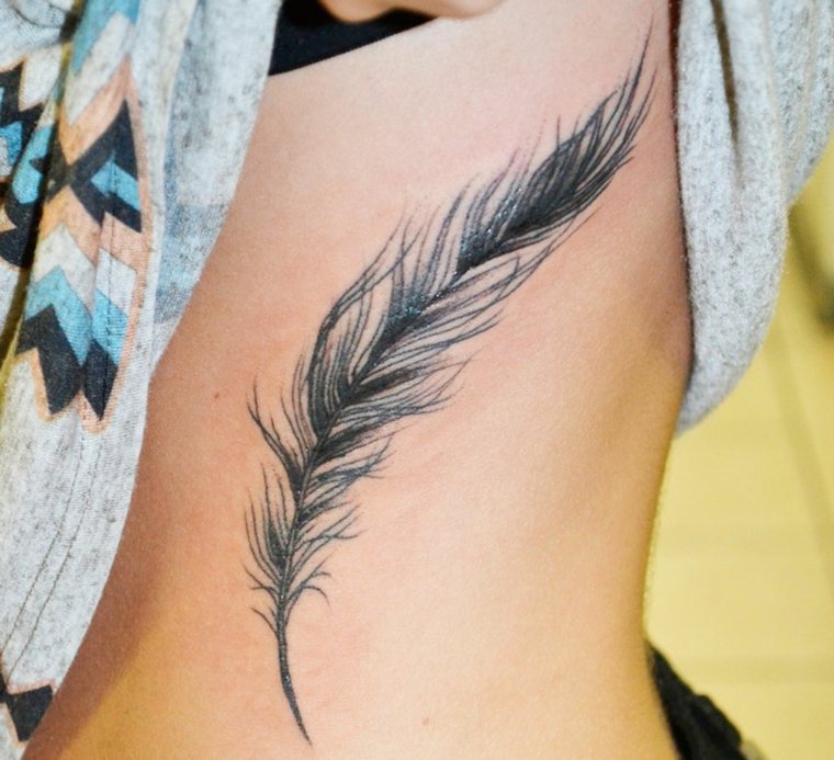 tatuajes-de-plumas-ideas-cuerpo-mujer