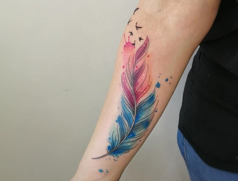 tatuajes-de-plumas-ideas-mujer-colores-acuarela