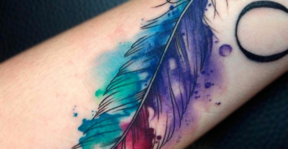 tatuajes-de-plumas-ideas-mujer-muneca-colores
