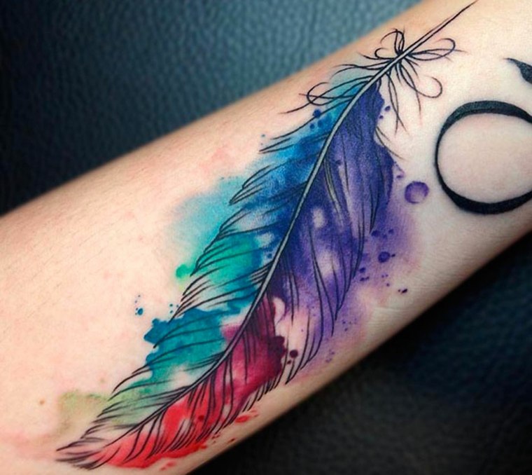 tatuajes-de-plumas-ideas-mujer-muneca-colores