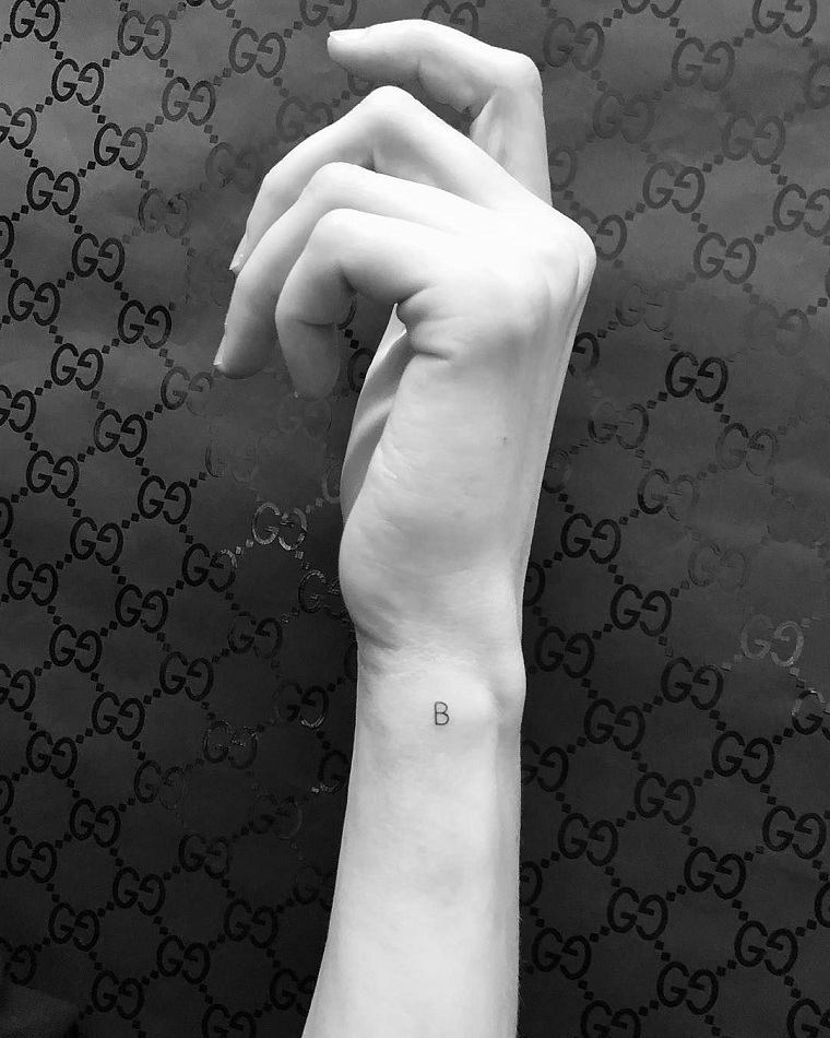 tatuajes elegantes-tendencias-estilo-moderno-minimalista-tattoo