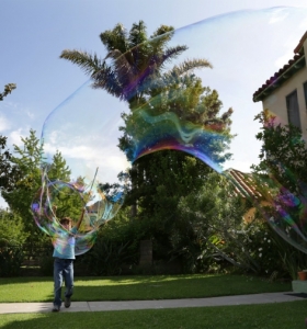Dos tutoriales de cómo hacer varitas de burbujas de jabón gigantes