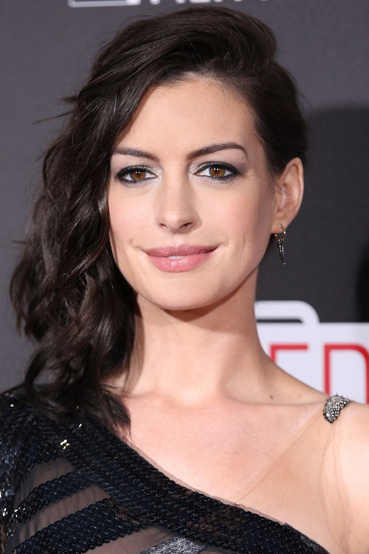 cabello-recogido-lado-Anne-Hathaway