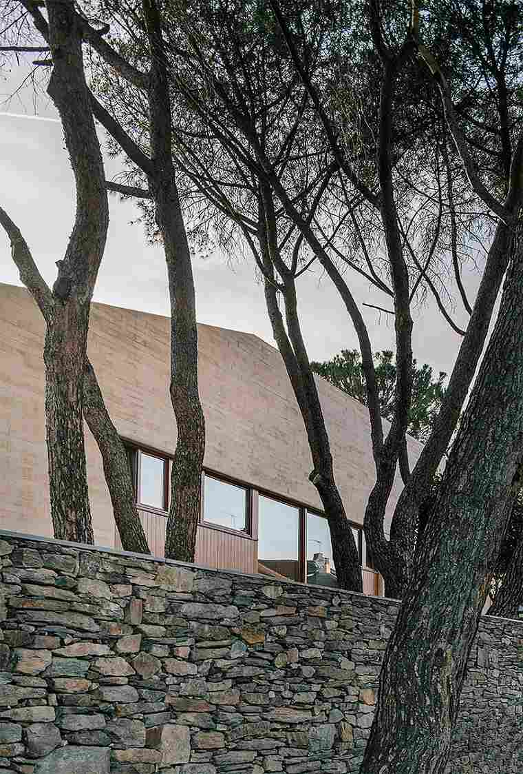 casa moderna diseño muro rocas