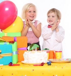 Entretenimiento para niños en un cumpleaños infantil al aire libre