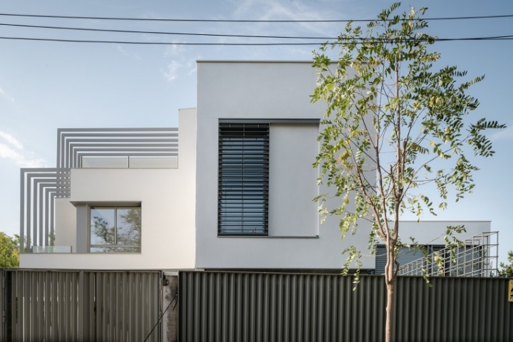 Casa moderna diseño por DL+A con excelentes vistas hacia el jardín