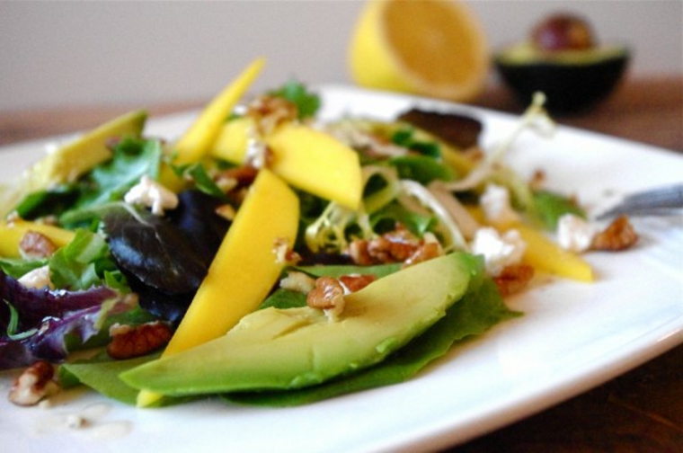 Ensalada de aguacate con mango y nuez