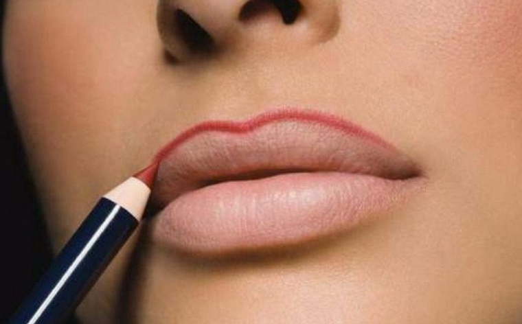 maquillaje de labios-contorneados-lapiz