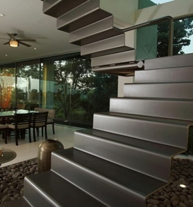 Modelos de escaleras interiores con elementos negros integrados en el diseño