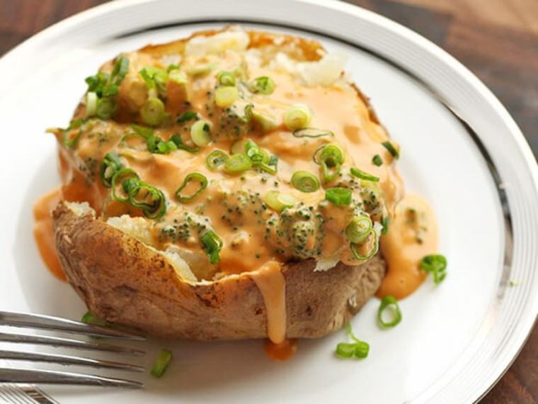 Vegan Baked Potatoes with Broccoli