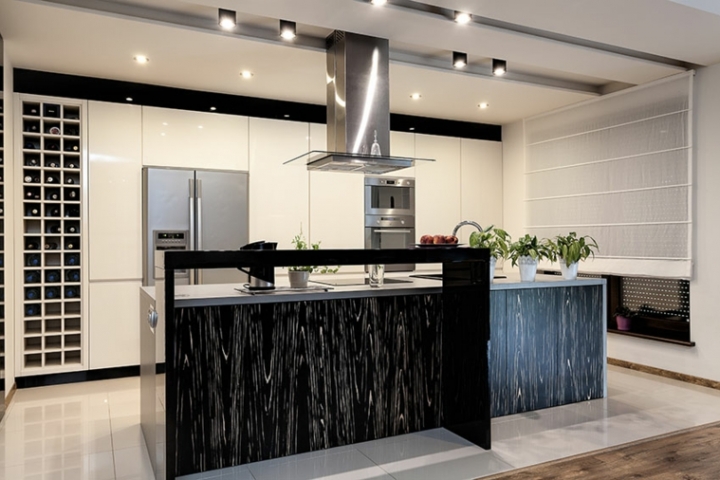 Islas de cocina contrastantes para diseños de cocinas modernas y de