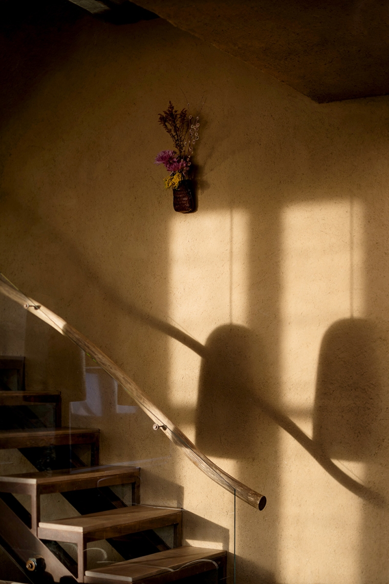 wabi-sabi-diseno-interior-barandilla-escalera