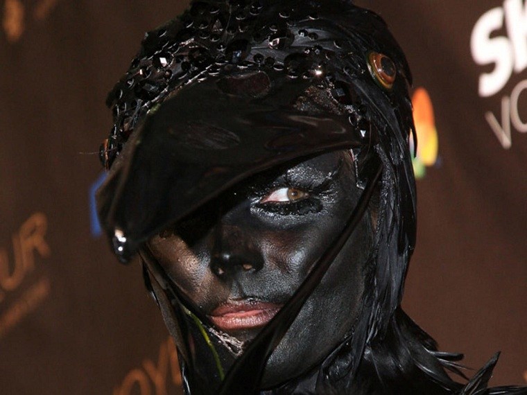 Heidi-Klum-2009-Halloween-cuervo-negro