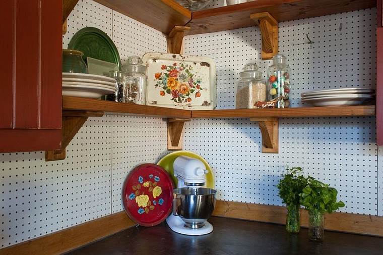 accesorios de cocina ideas-tablejo-clavijas-cocina-clasica
