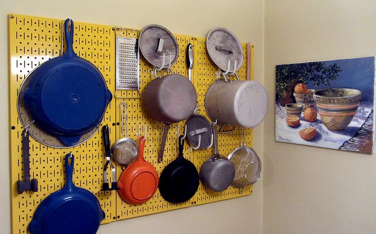 accesorios-de-cocina-ideas-tablejo-clavijas-color-amarillo