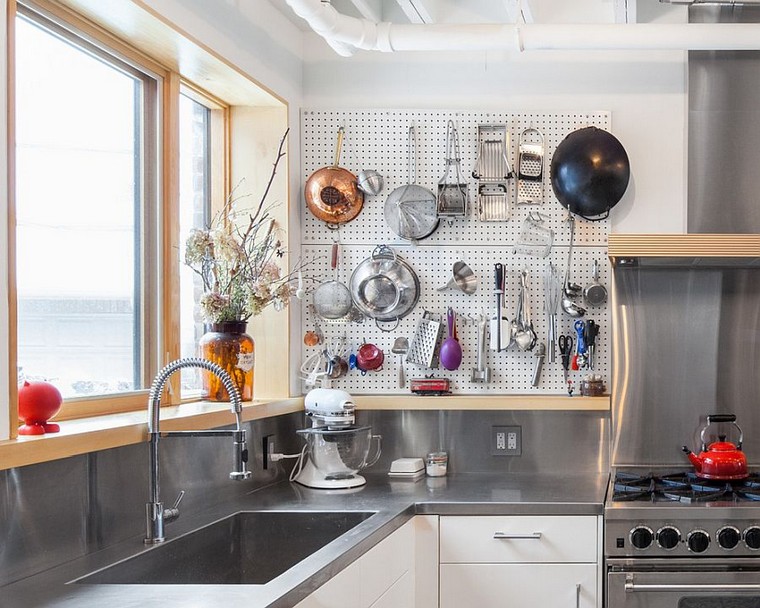 accesorios-de-cocina-ideas-tablejo-clavijas-encimeras-acero