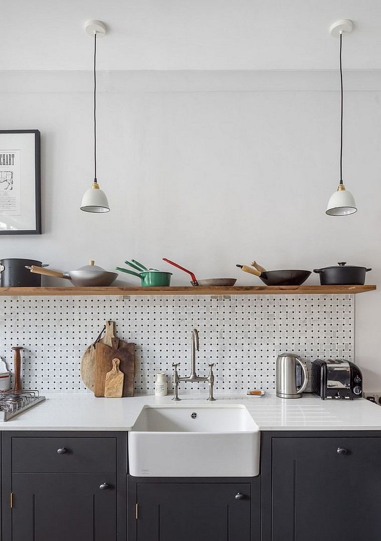 accesorios-de-cocina-ideas-tablejo-clavijas-fregadero-estante