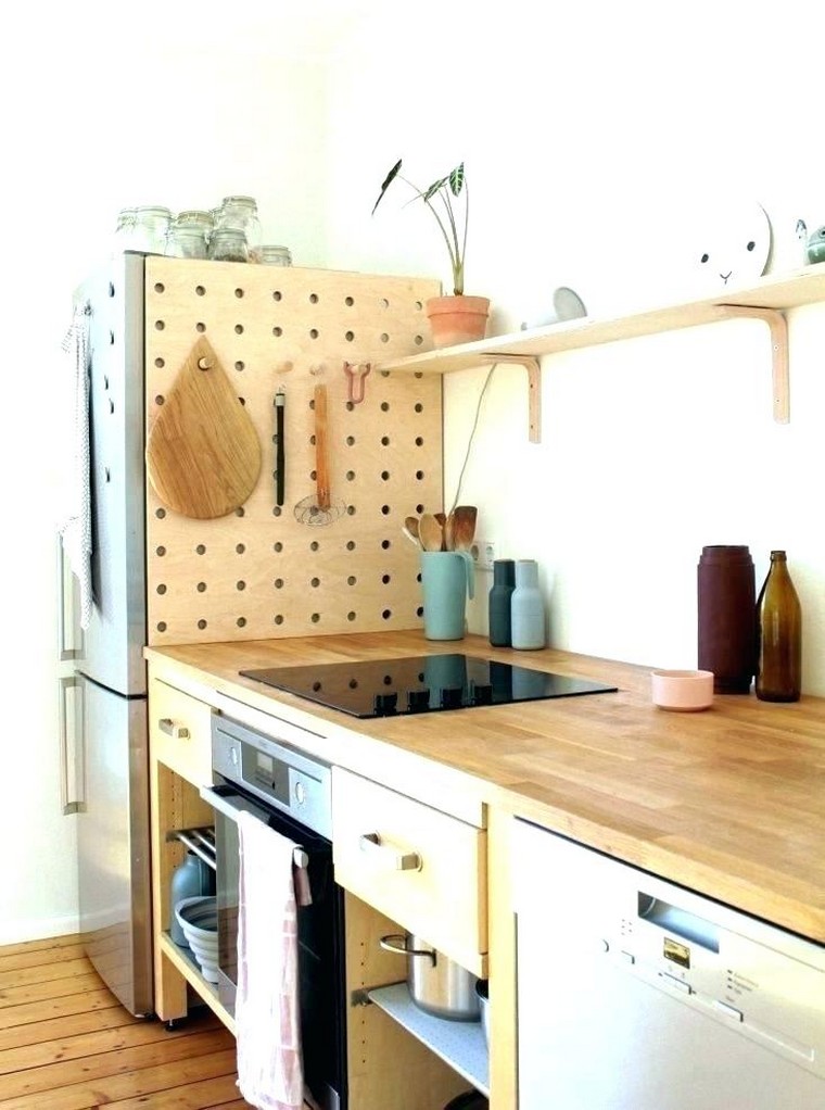 accesorios-de-cocina-ideas-tablejo-clavijas-madera-color-claro