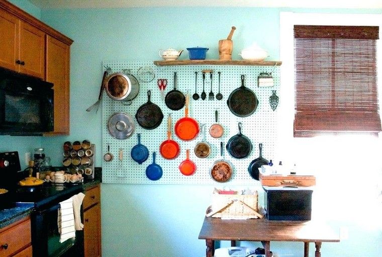accesorios-de-cocina-ideas-tablejo-clavijas-pintado-color-pared