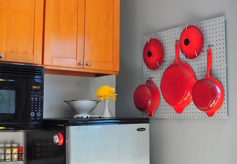 accesorios-de-cocina-ideas-tablejo-clavijas-sartenes-rojos