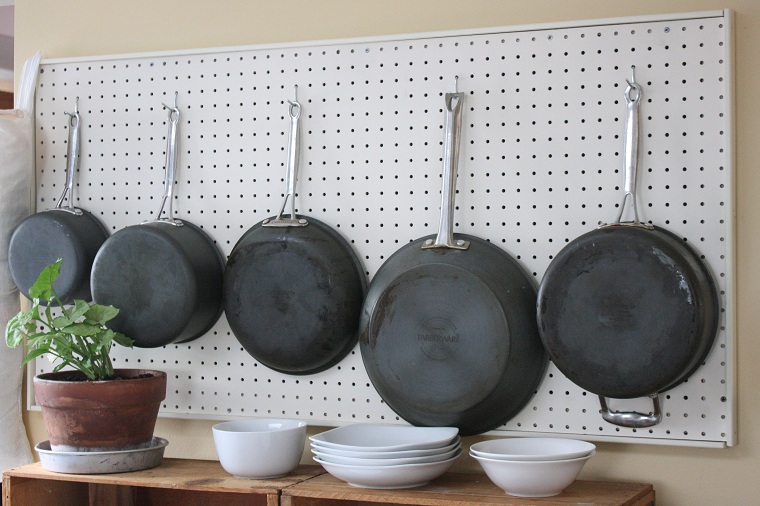 accesorios-de-cocina-ideas-tablejo-clavijas-sartenes