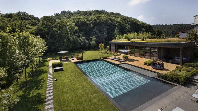 casas-modernas-jardin-grande-piscina