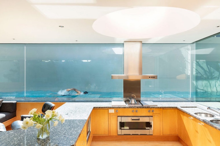 Cristal en paredes - interior luminoso en una casa victoriana moderna