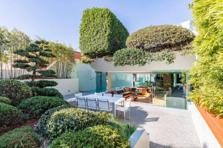 Cristal en paredes - interior luminoso en una casa victoriana moderna