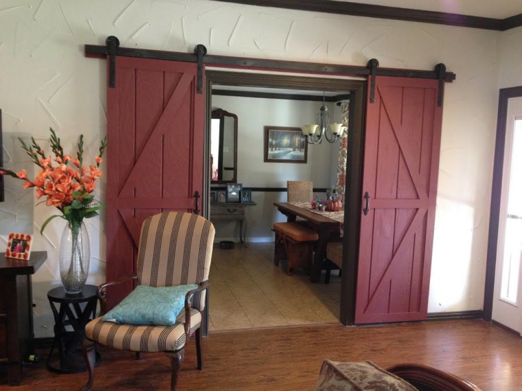 puertas corredizas de madera rojas
