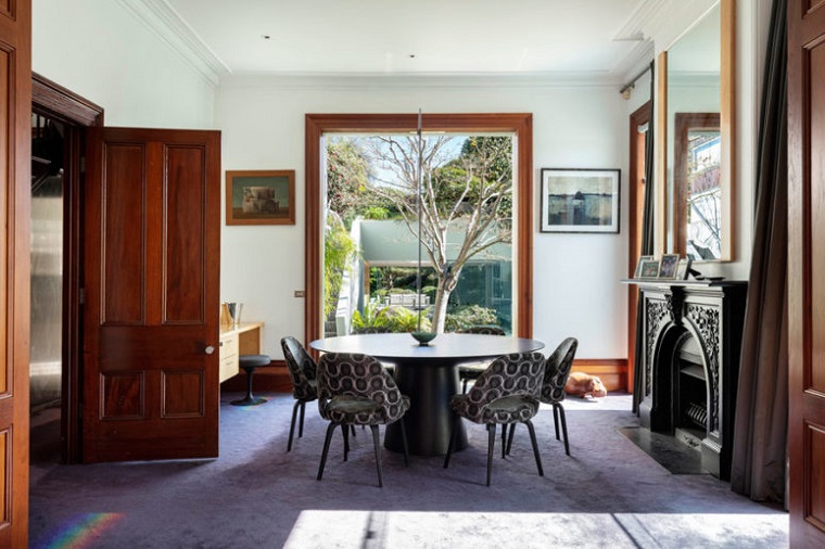 Cristal en paredes - interior luminoso en una casa victoriana moderna