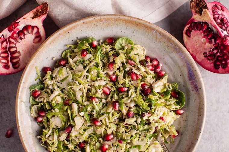 recetas-de-navidad-ensalada-coles-bruselas-granadas
