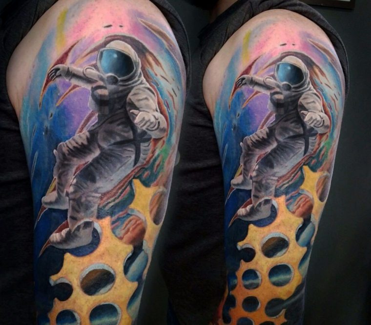 tatuaje-hombre-hombro-cosmonauta