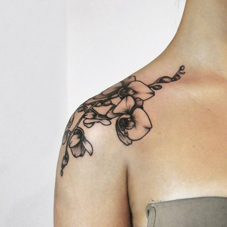 tatuaje-hombre-hombro-mujer-orquideas