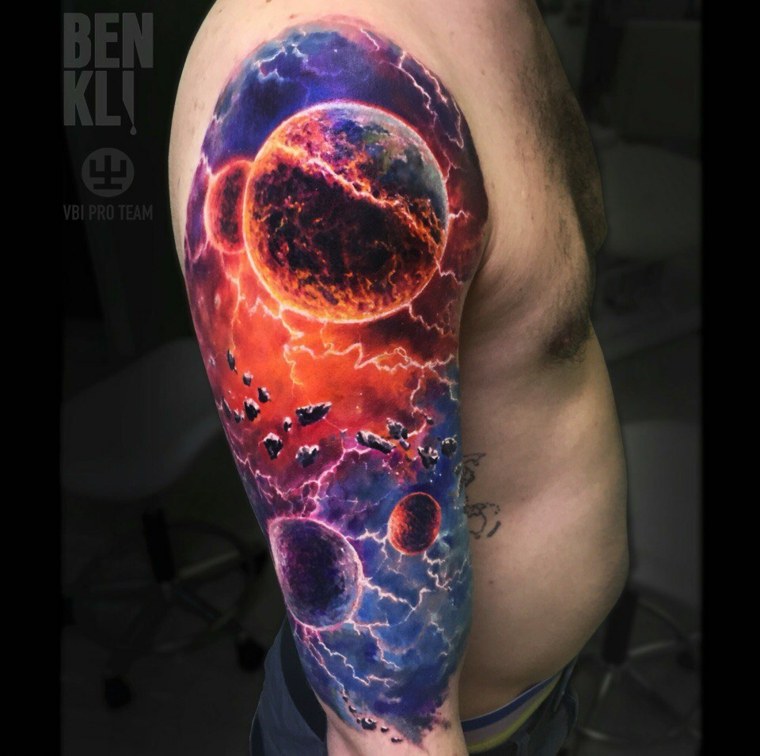 tatuaje-hombre-hombro-planetas-color